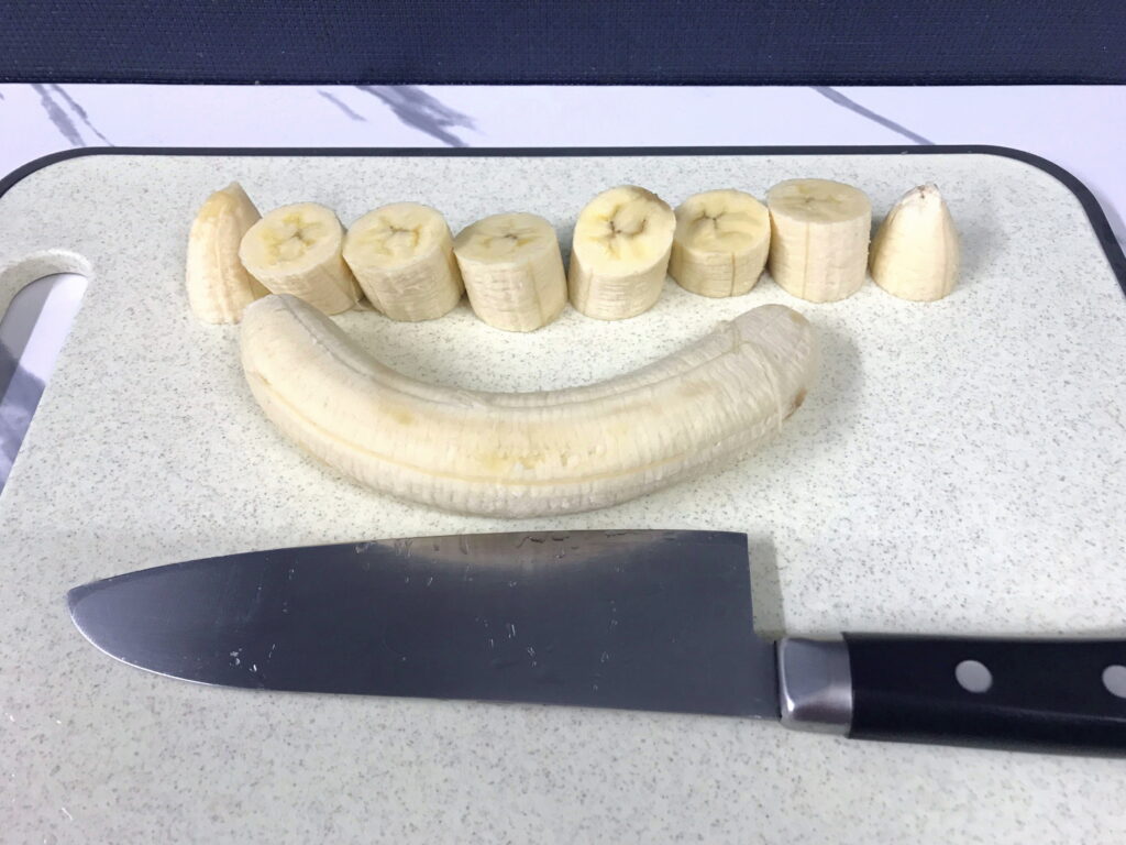 バナナを輪切りにして手作りバナナアイスを作る