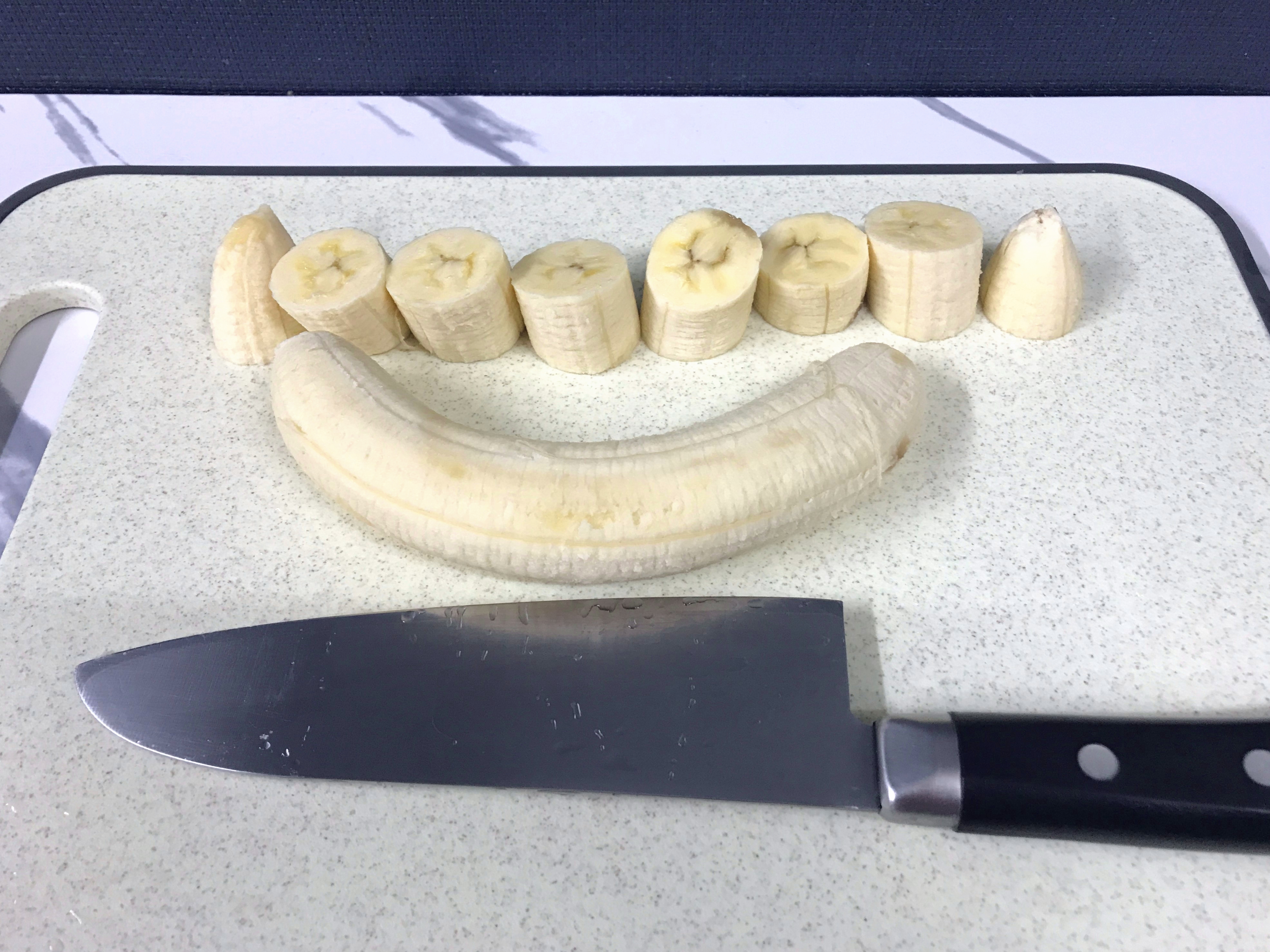 バナナを輪切りにして手作りバナナアイスを作る