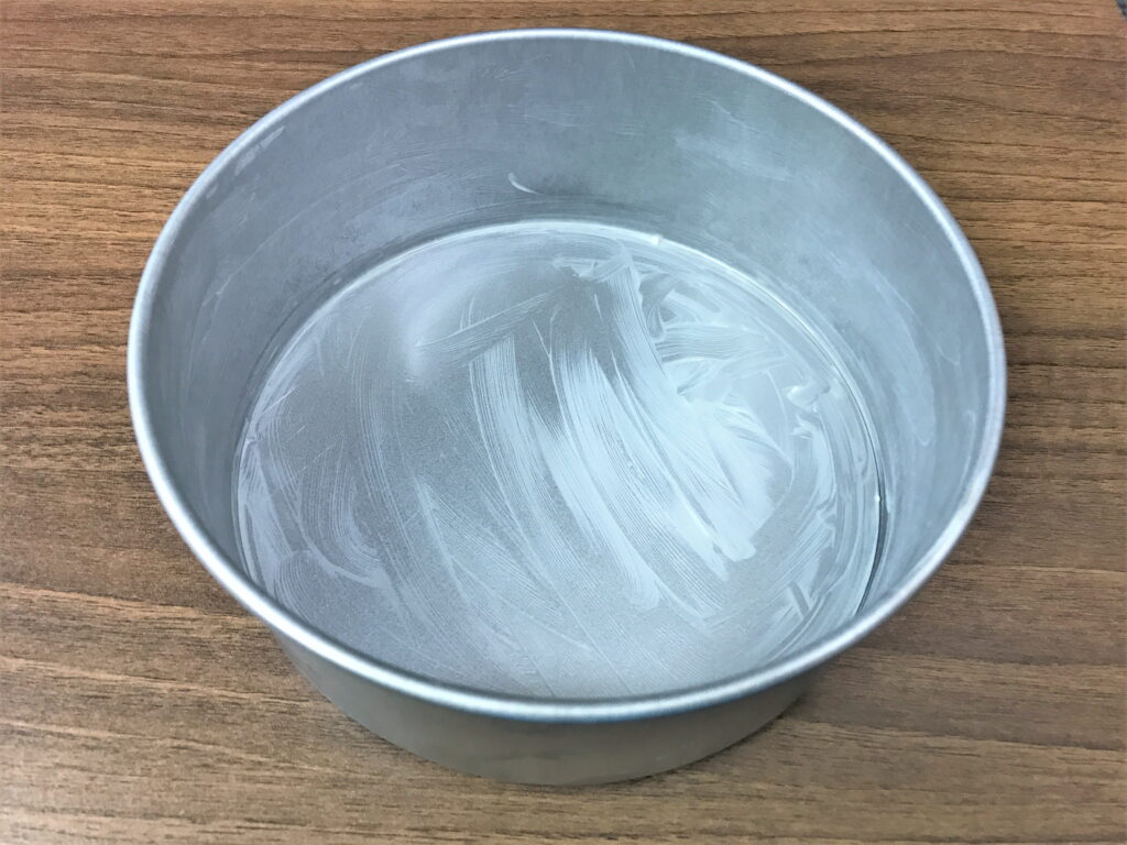 パンの焼き型の内側にバターを塗る