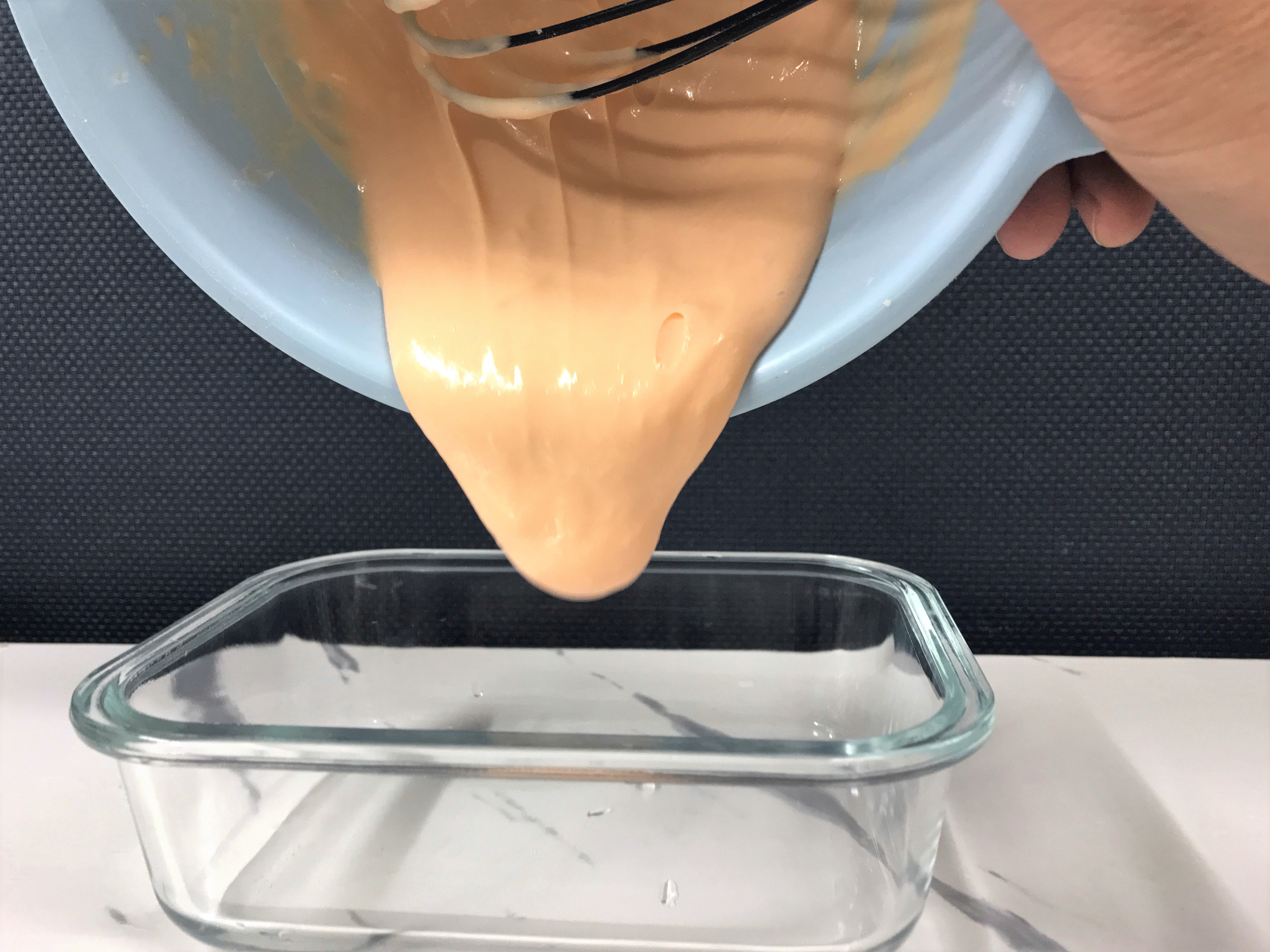 パンケーキの生地を耐熱容器に流し込む