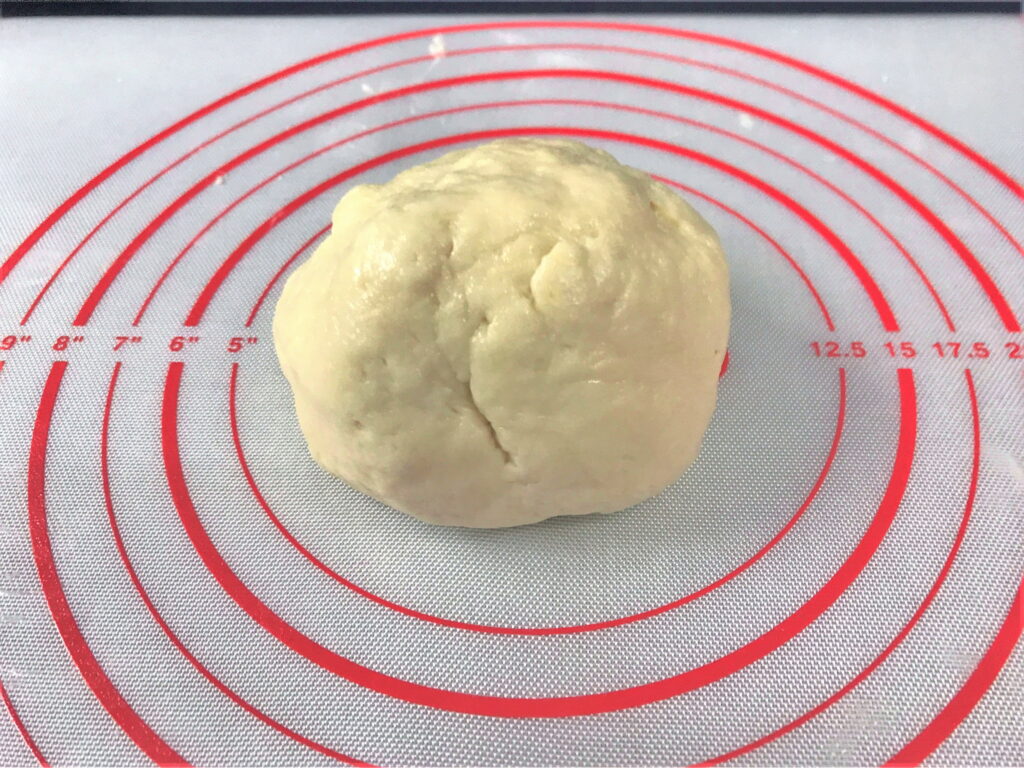 パン生地に弾力が出てきたので形を整える作業