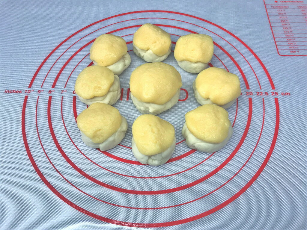 パン生地の上にメロン生地を乗せる