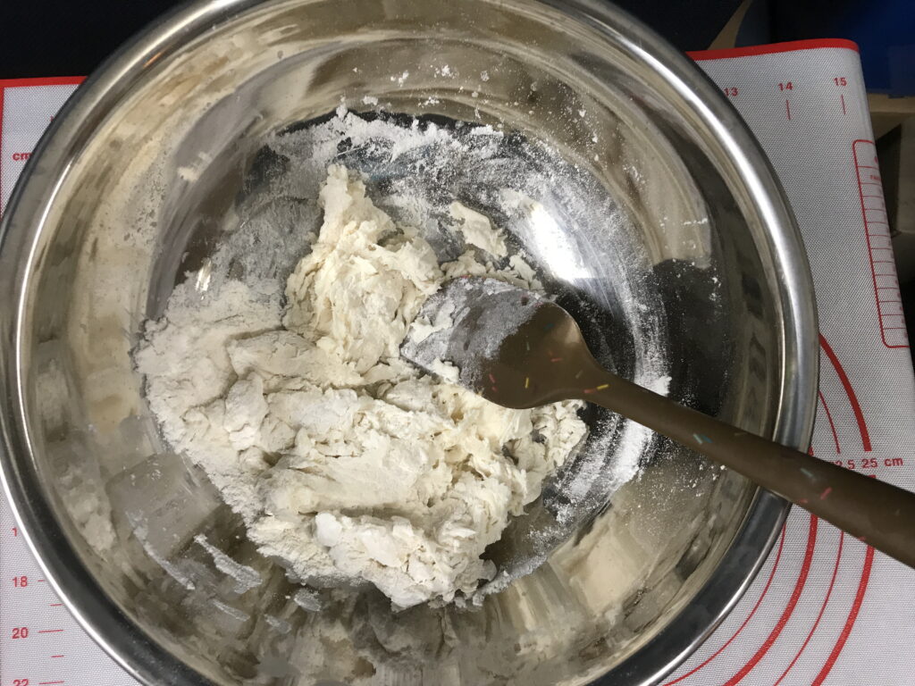 パン生地を水気がなくなるまでヘラで混ぜる