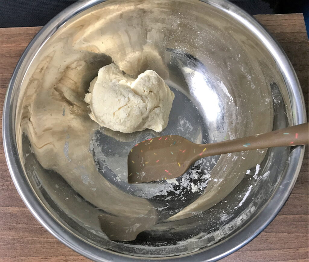 パン生地を水気がなくなるまでヘラで混ぜる02