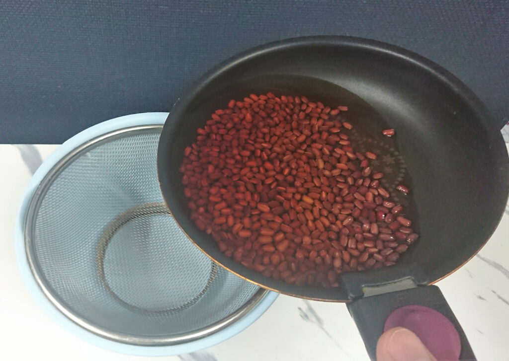 フライパンで茹でた小豆を小豆と茹で汁に分ける
