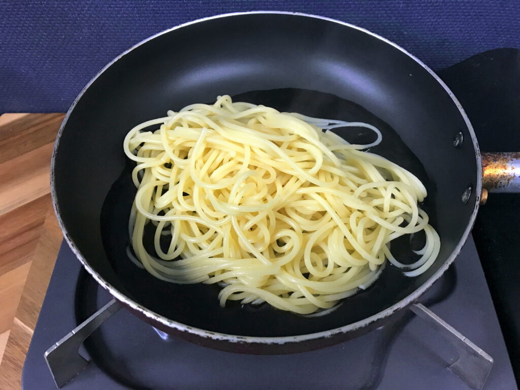 フライパンを使ってイカ墨パスタを和える