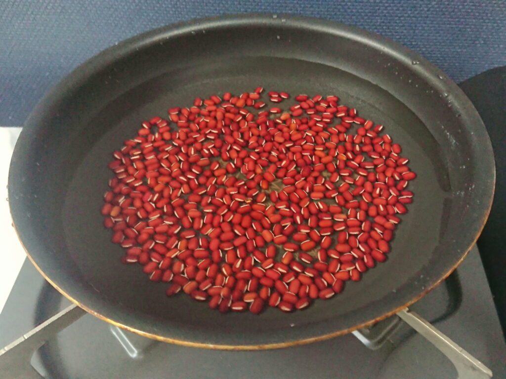 フライパンを使って赤飯作りに使う小豆を茹でる