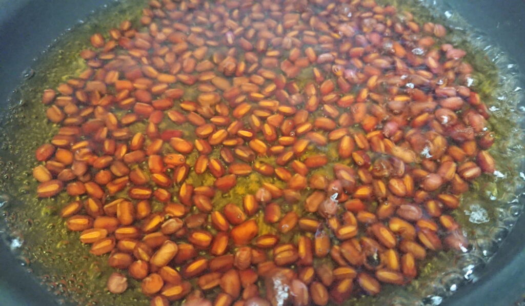 フライパンを使って赤飯作りに使う小豆を茹でる02
