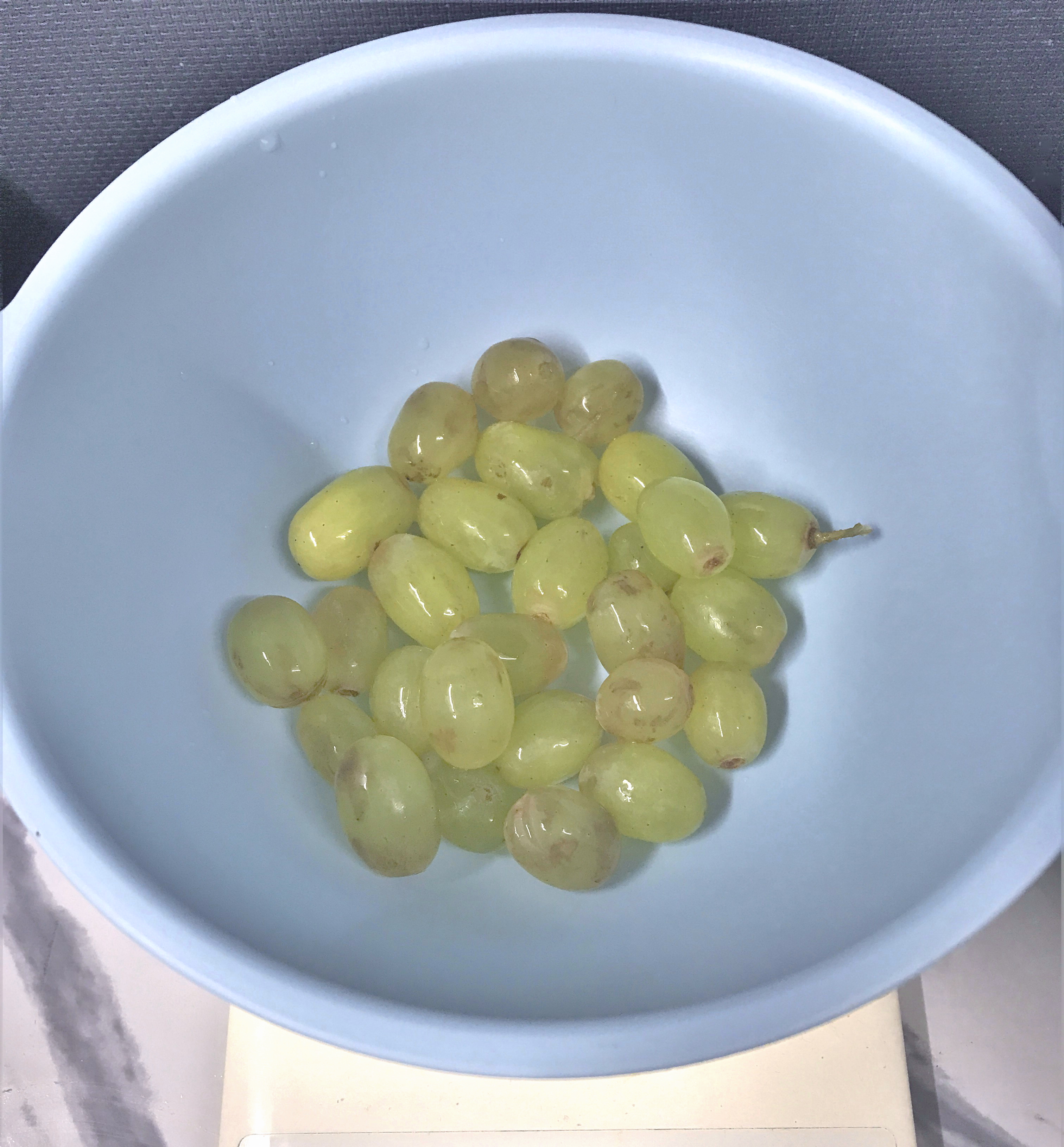 フルーツジュースを作るのに使うマスカットの計量