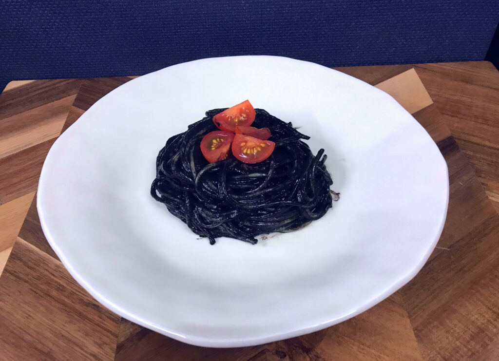 プチトマトを乗せたいかすみパスタ