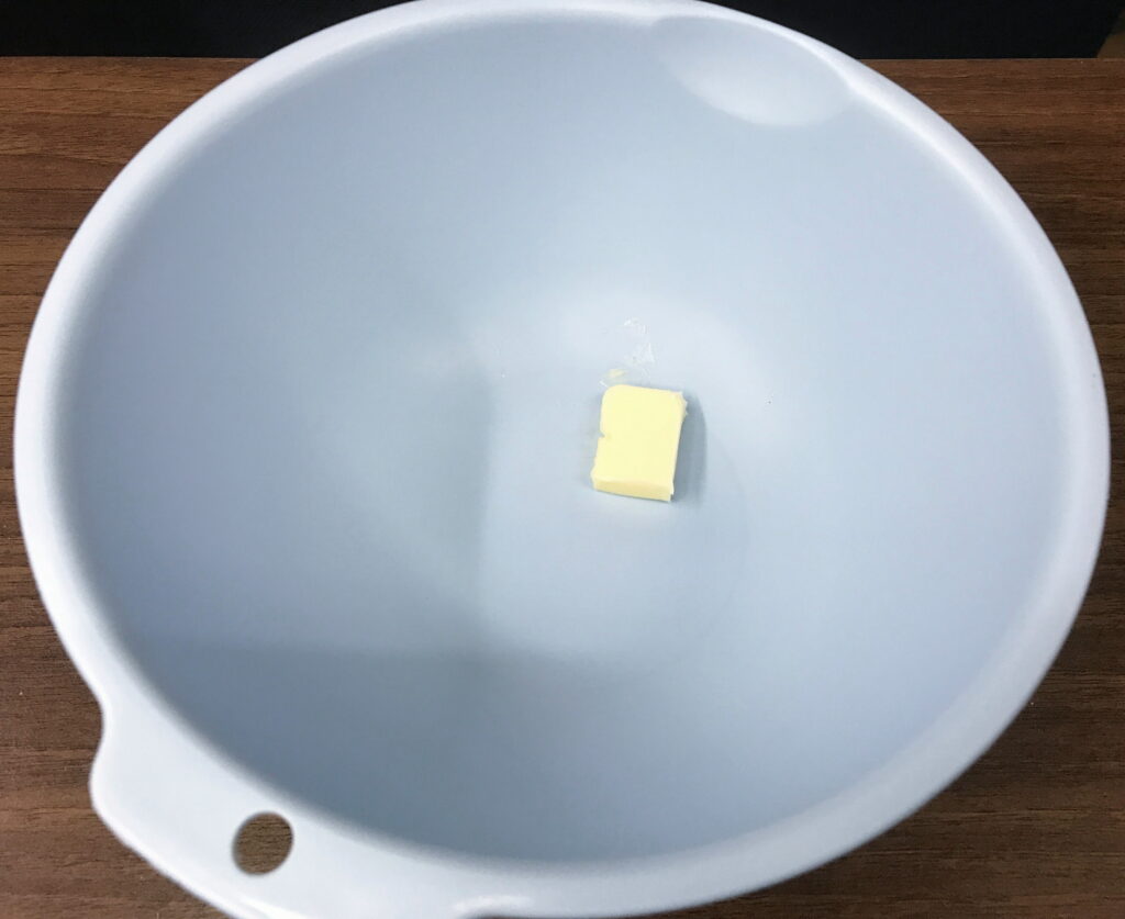 プラスチックボウルに入れられたバター