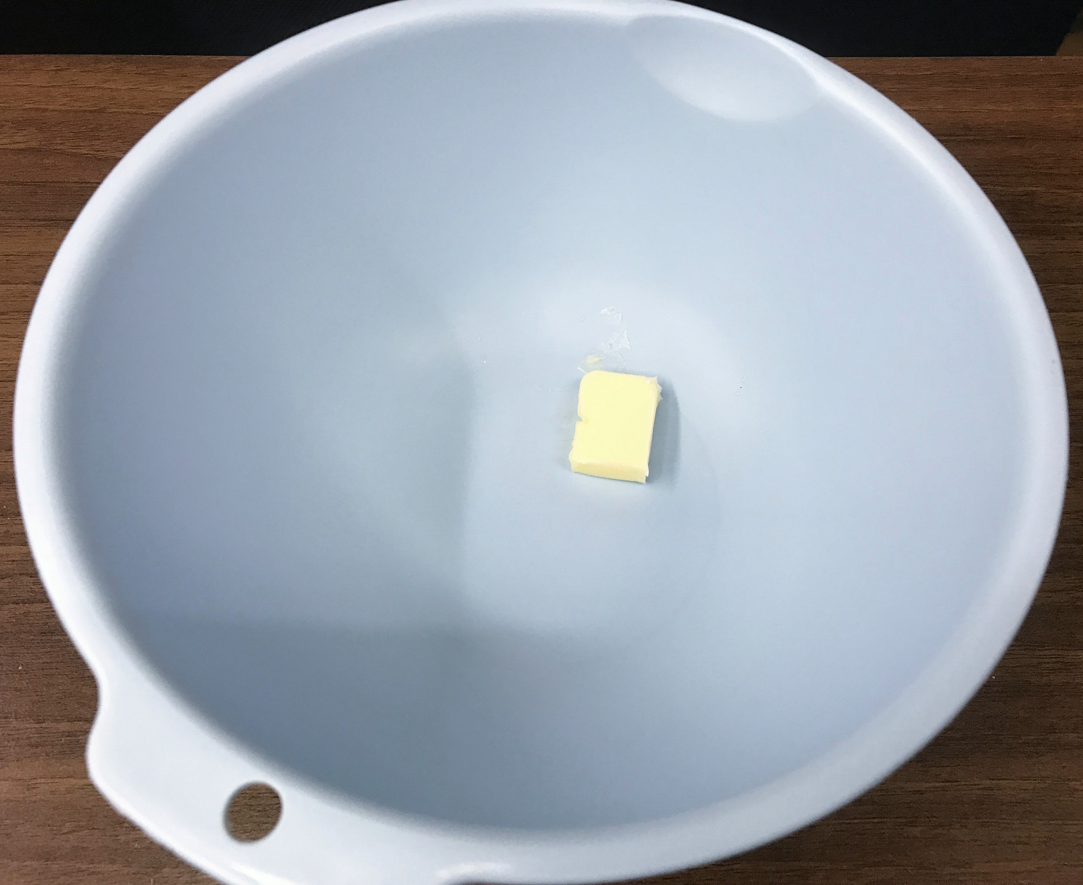 プラスチックボウルに入れられたバター