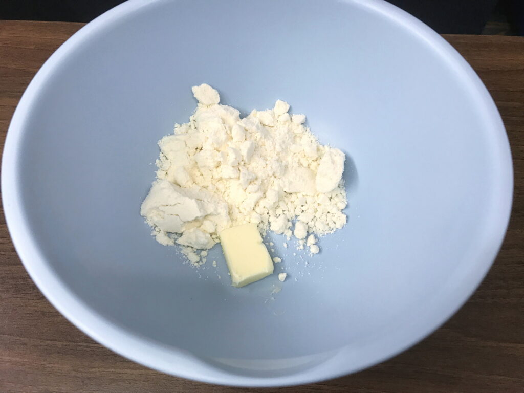 プラスチックボウルに入れられたバターとメロンミックス