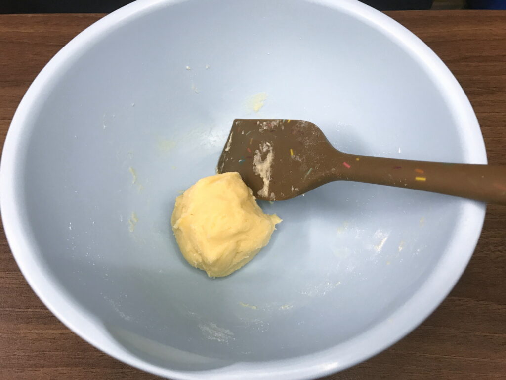 ヘラでこねて丸めたメロン生地