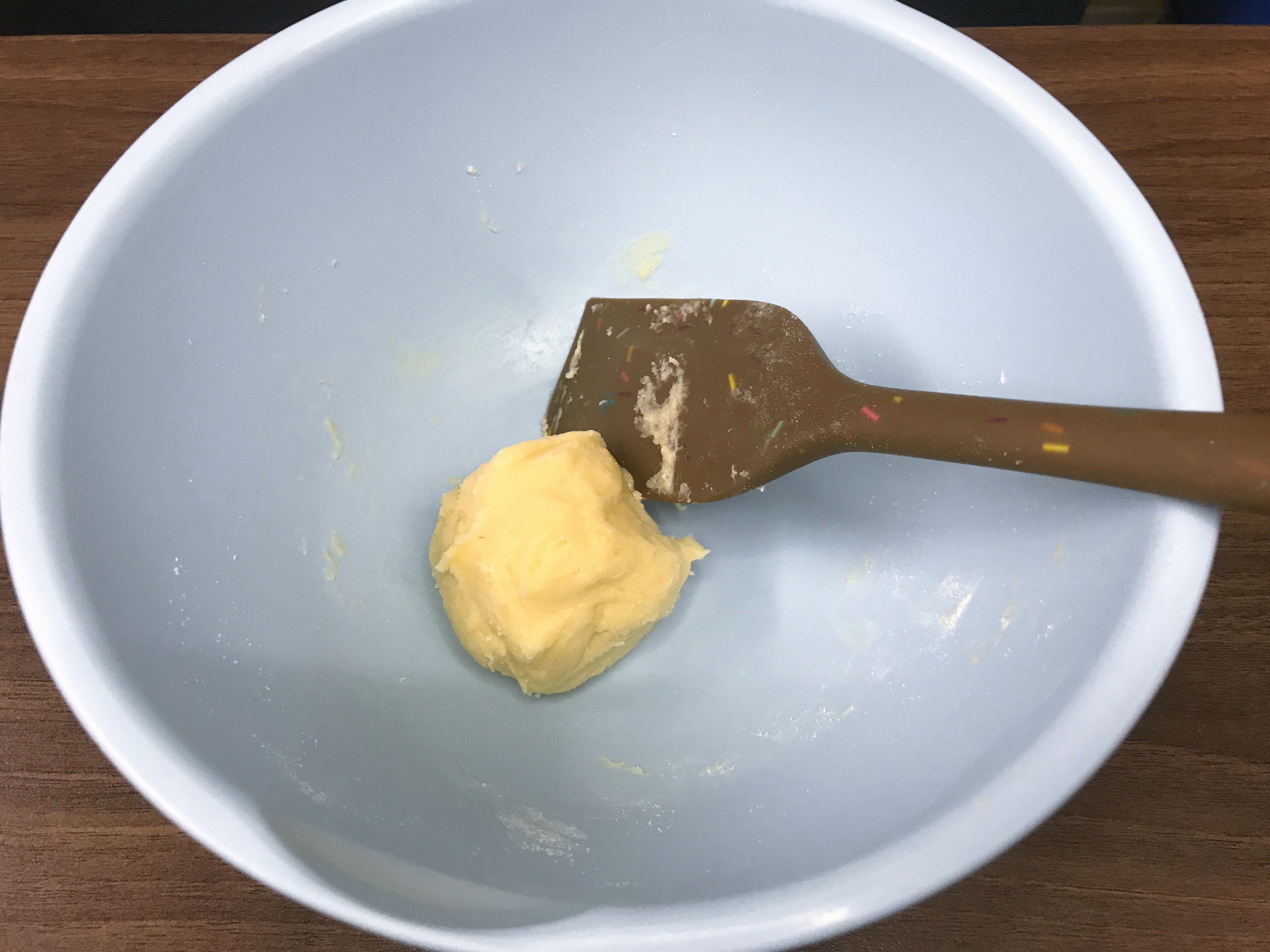 ヘラでこねて丸めたメロン生地