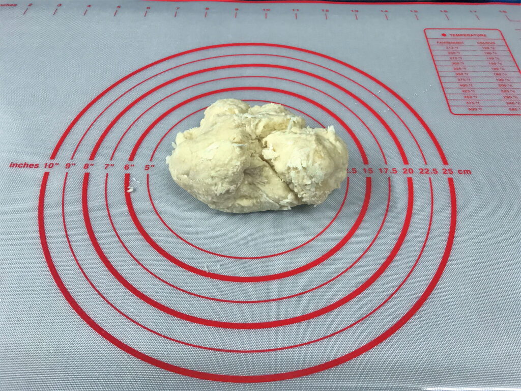 ヘラで混ぜたパン生地を手でこねる