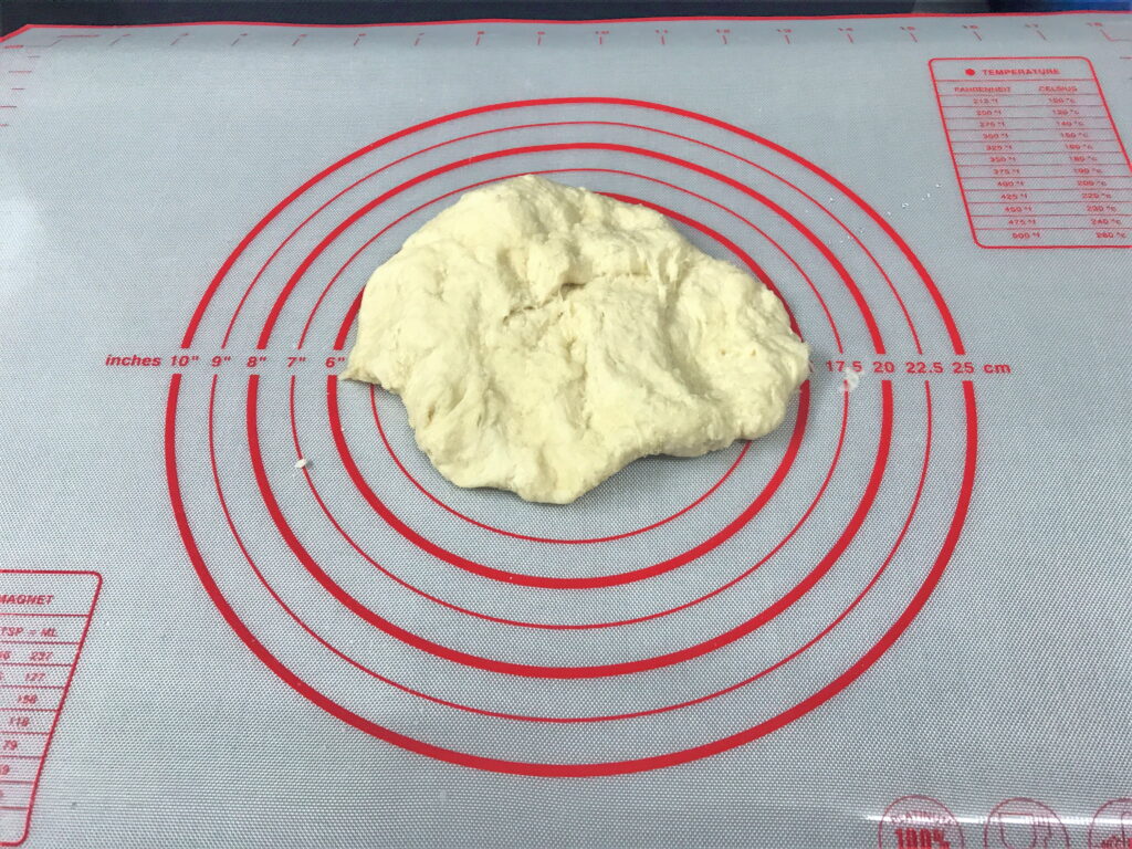 ヘラで混ぜたパン生地を手でこねる02
