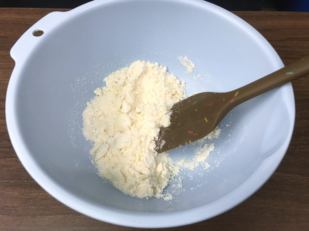 ヘラを使ってバターとメロンミックスを混ぜ合わせる