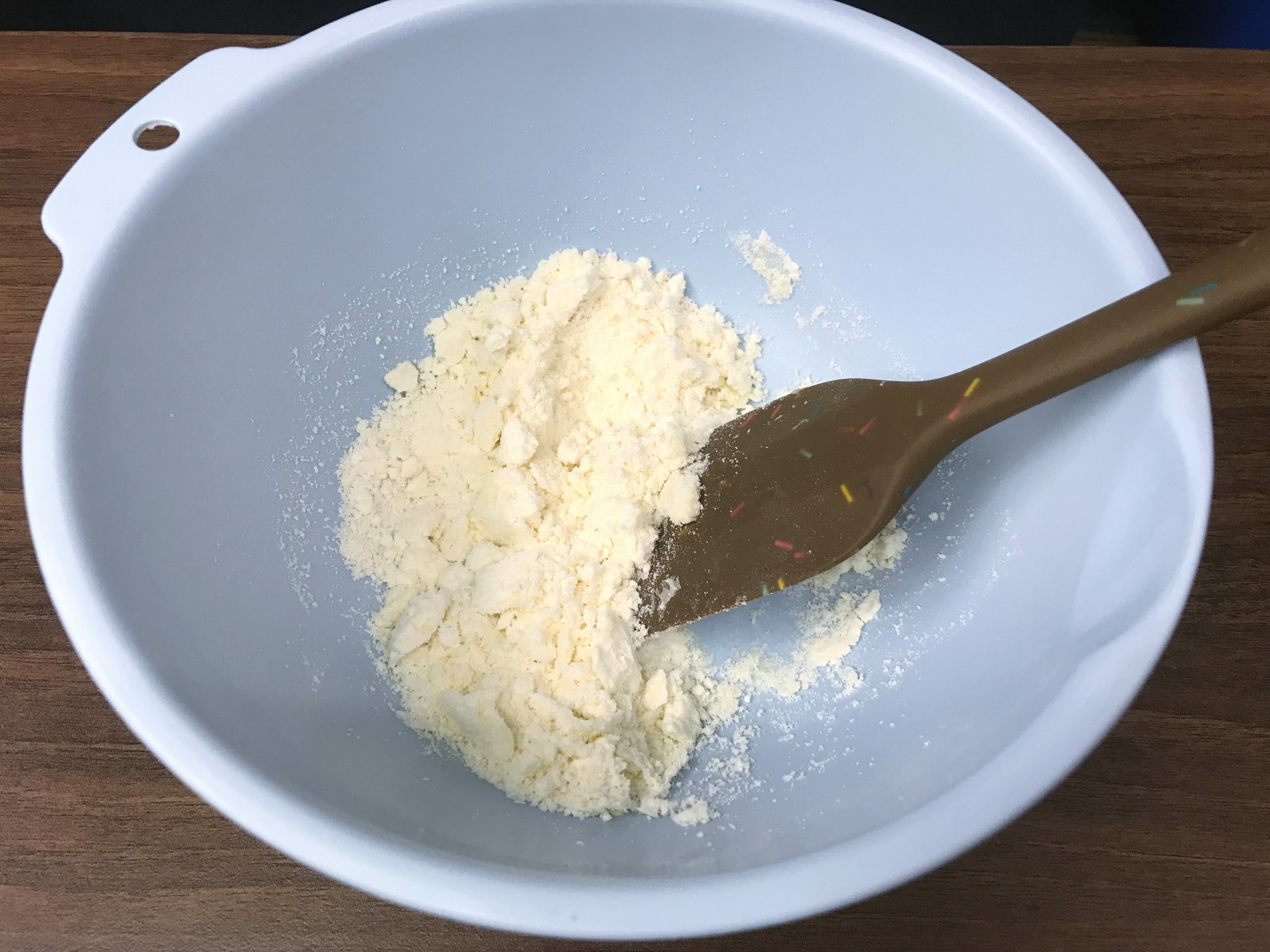 ヘラを使ってバターとメロンミックスを混ぜ合わせる