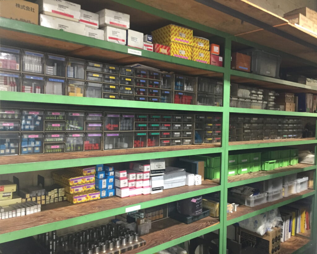 マシニングセンタの金属加工で使う工具の棚