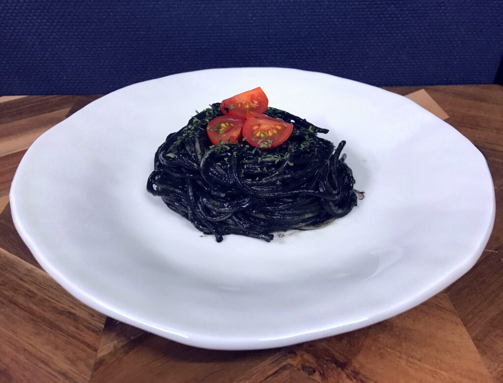 ミニトマトを乗せたいかすみパスタ