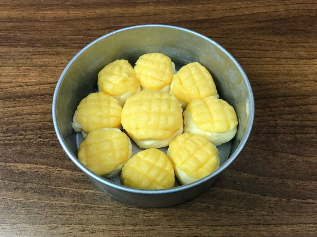 メロンパンの生地を焼き型に入れる
