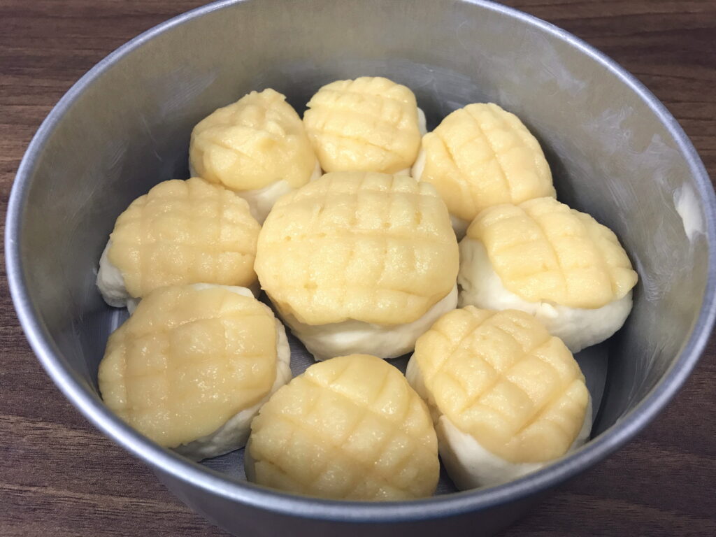 メロンパンの生地を焼き型に入れる02