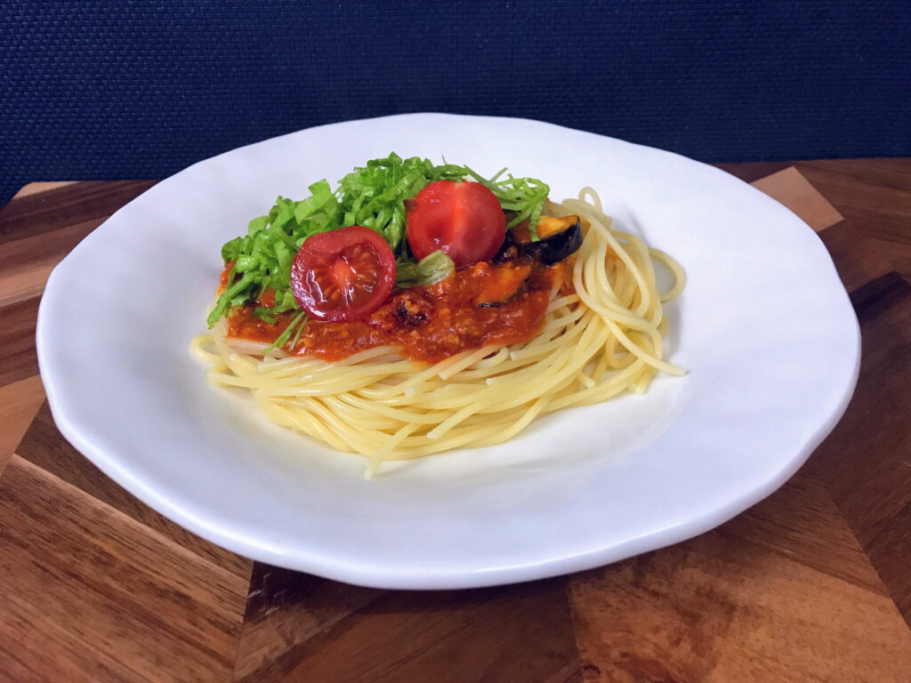 レタスとトマトとナスのスパゲッティーミートソース