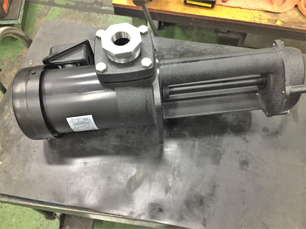 作業台車で交換用ポンプの段取り