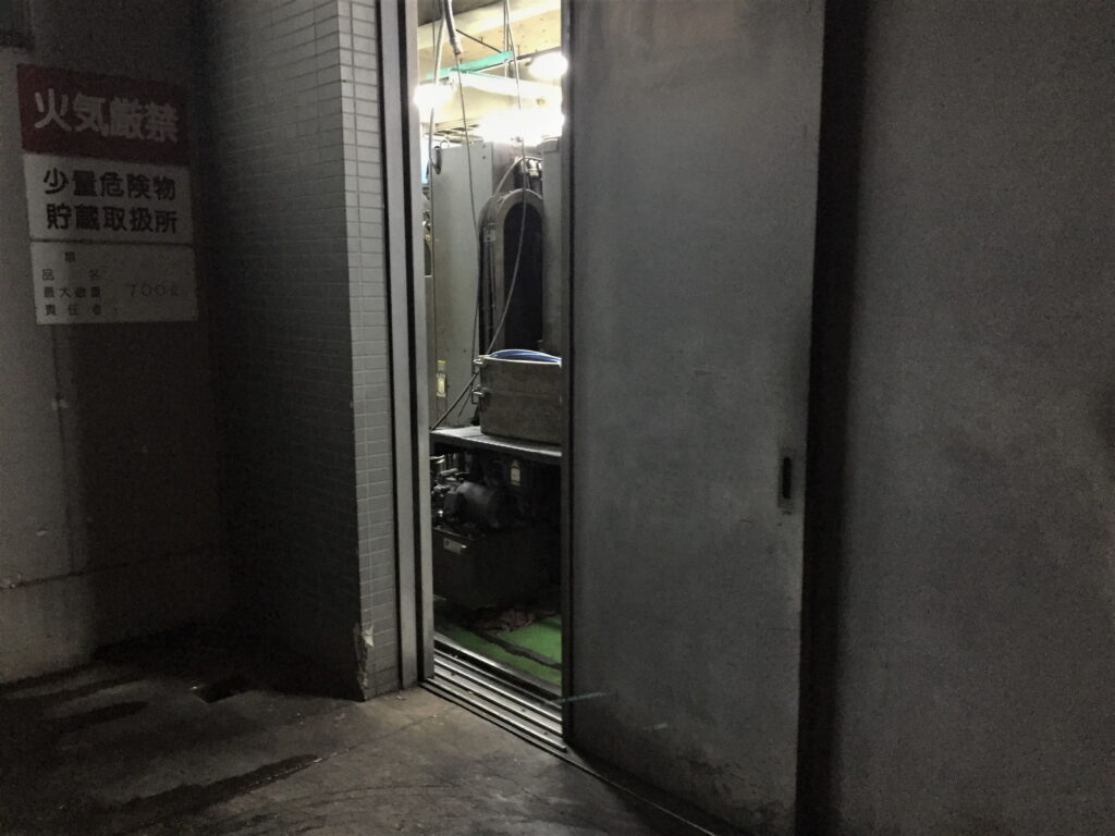 光が漏れる夜の工場