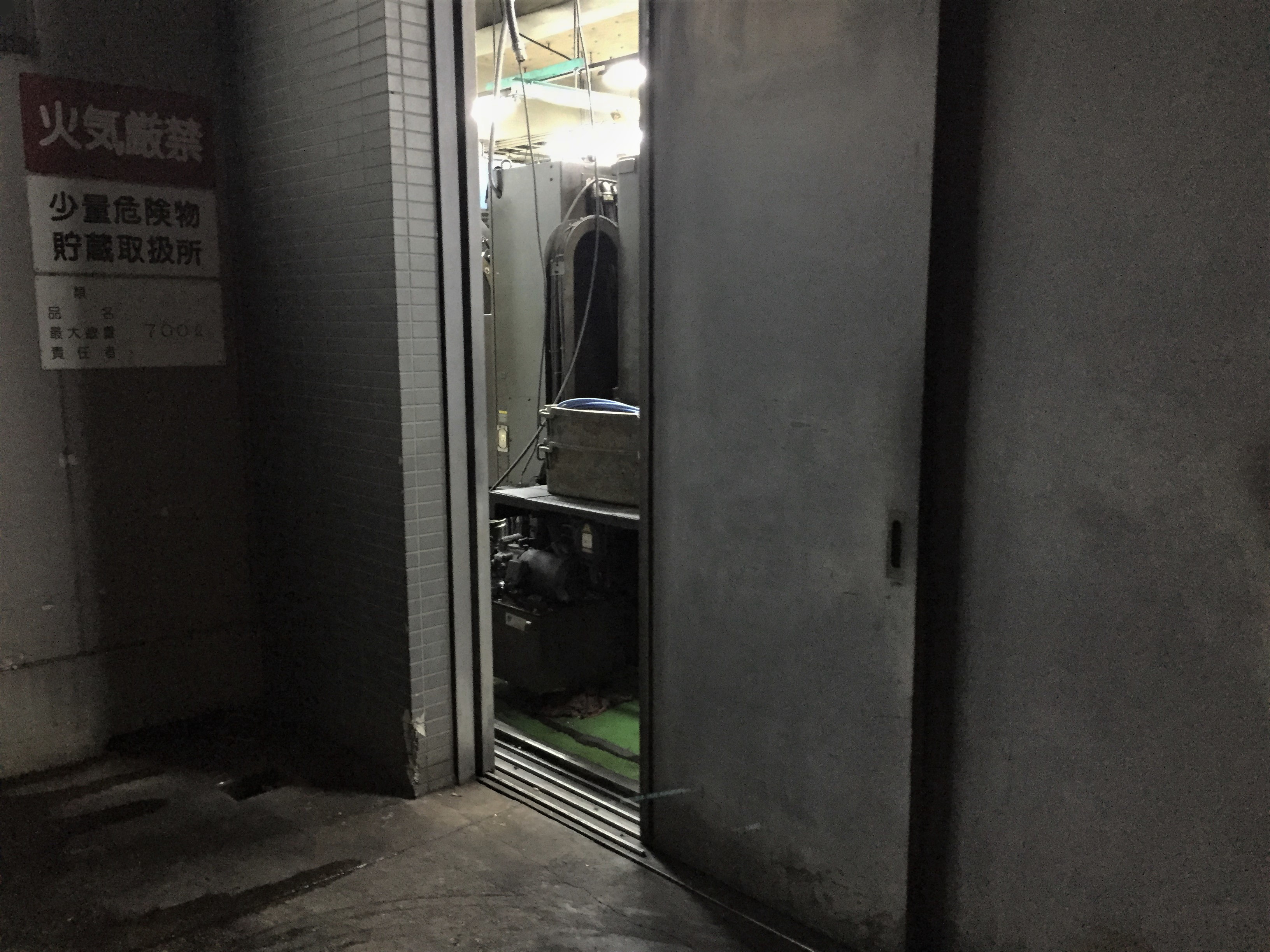 光が漏れる夜の工場