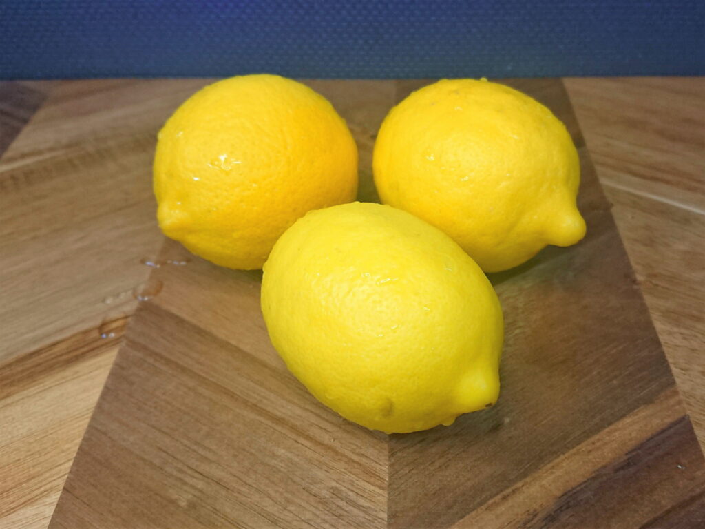 冷蔵庫から出して水洗いをしたレモン