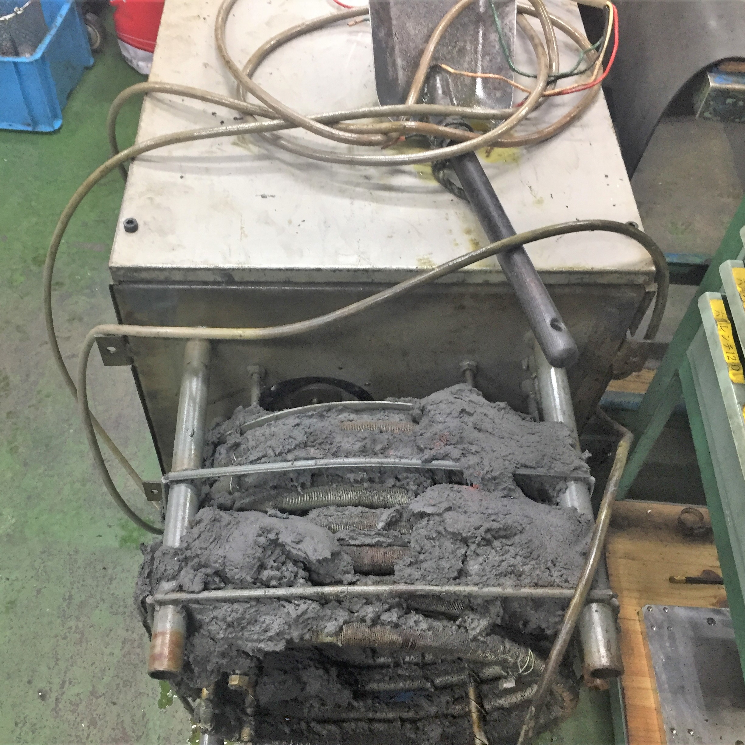 切削液洗浄機で詰まりを起こしたヘドロの塊