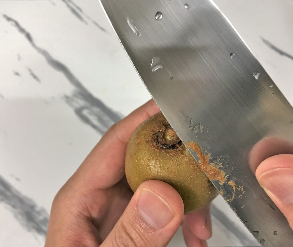 包丁を使ってキウイの皮むき