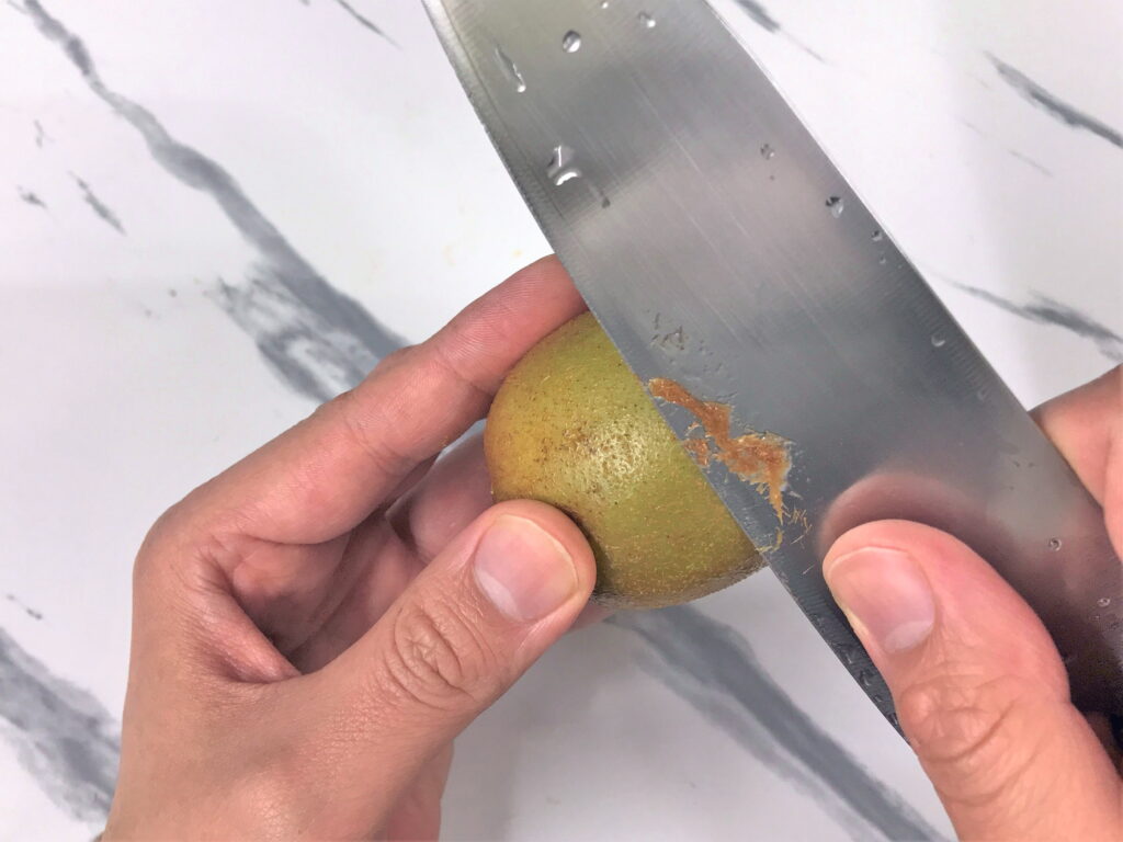 包丁を使ってキウイの皮むき02