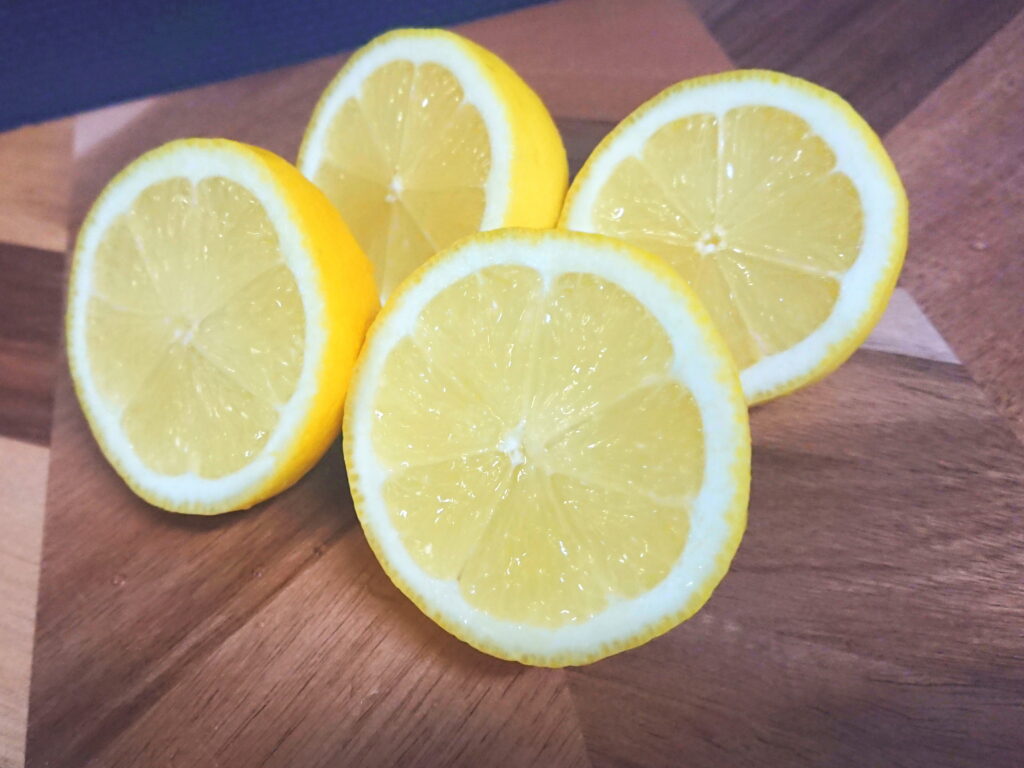 半分に切ったレモンの断面