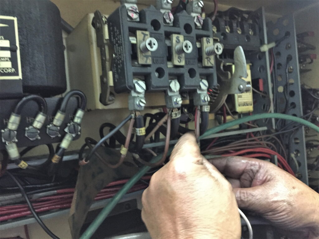 古い工作機械の基盤の電気工事