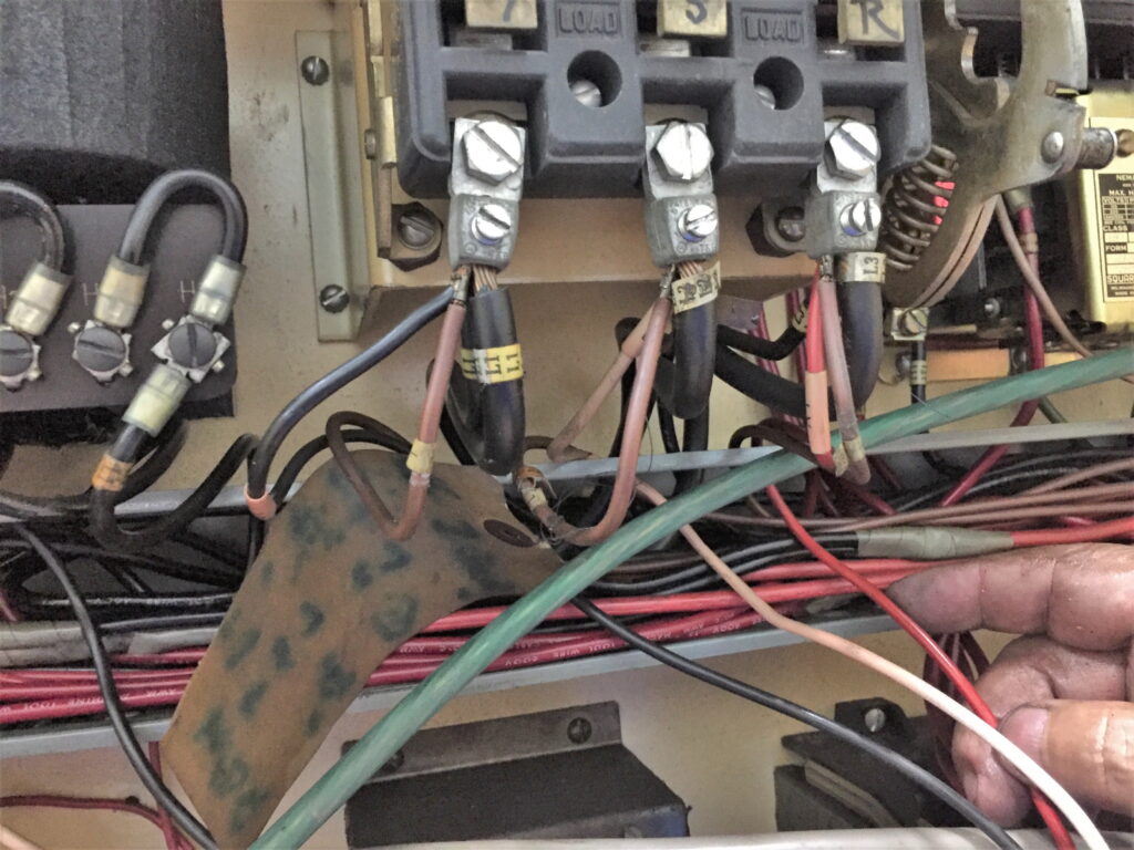古い工作機械の基盤の電気工事02