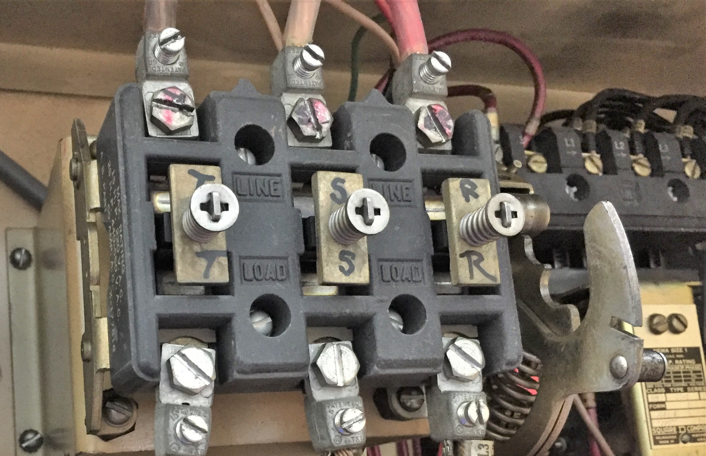 古い工作機械の基盤の電気工事03