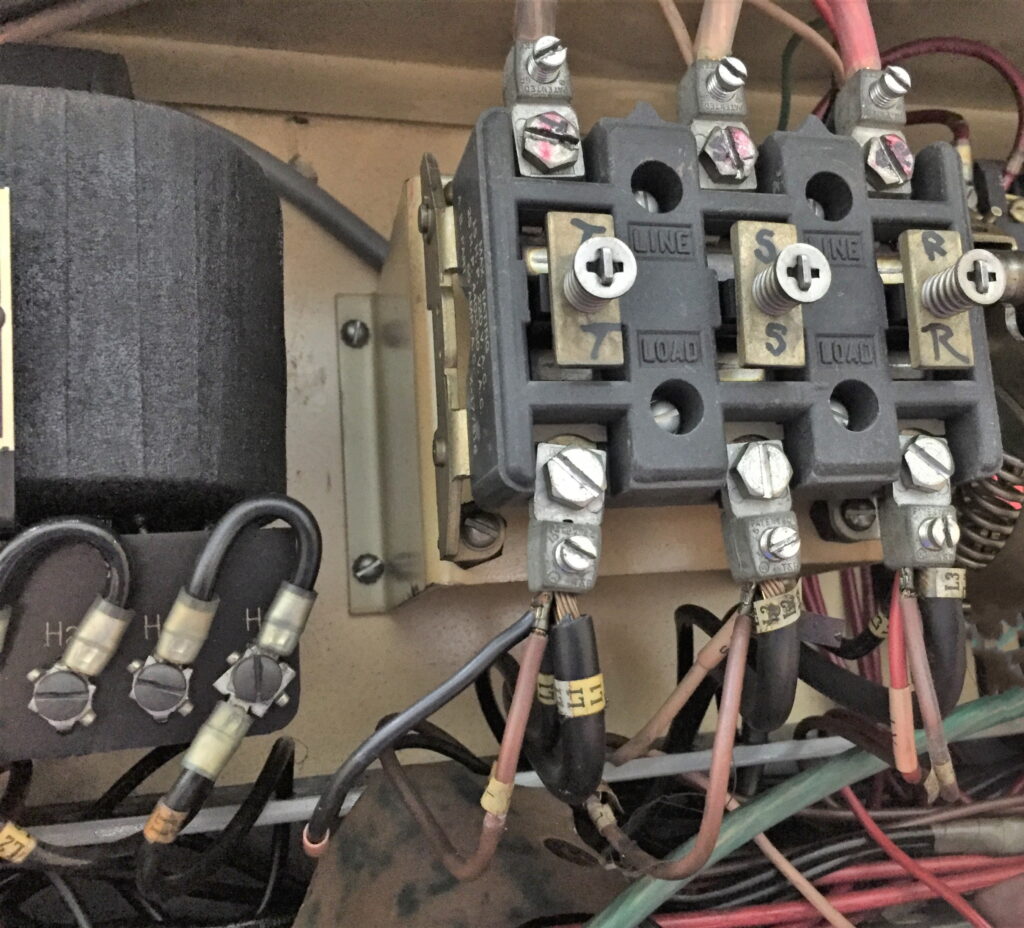 古い工作機械の基盤の電気工事04