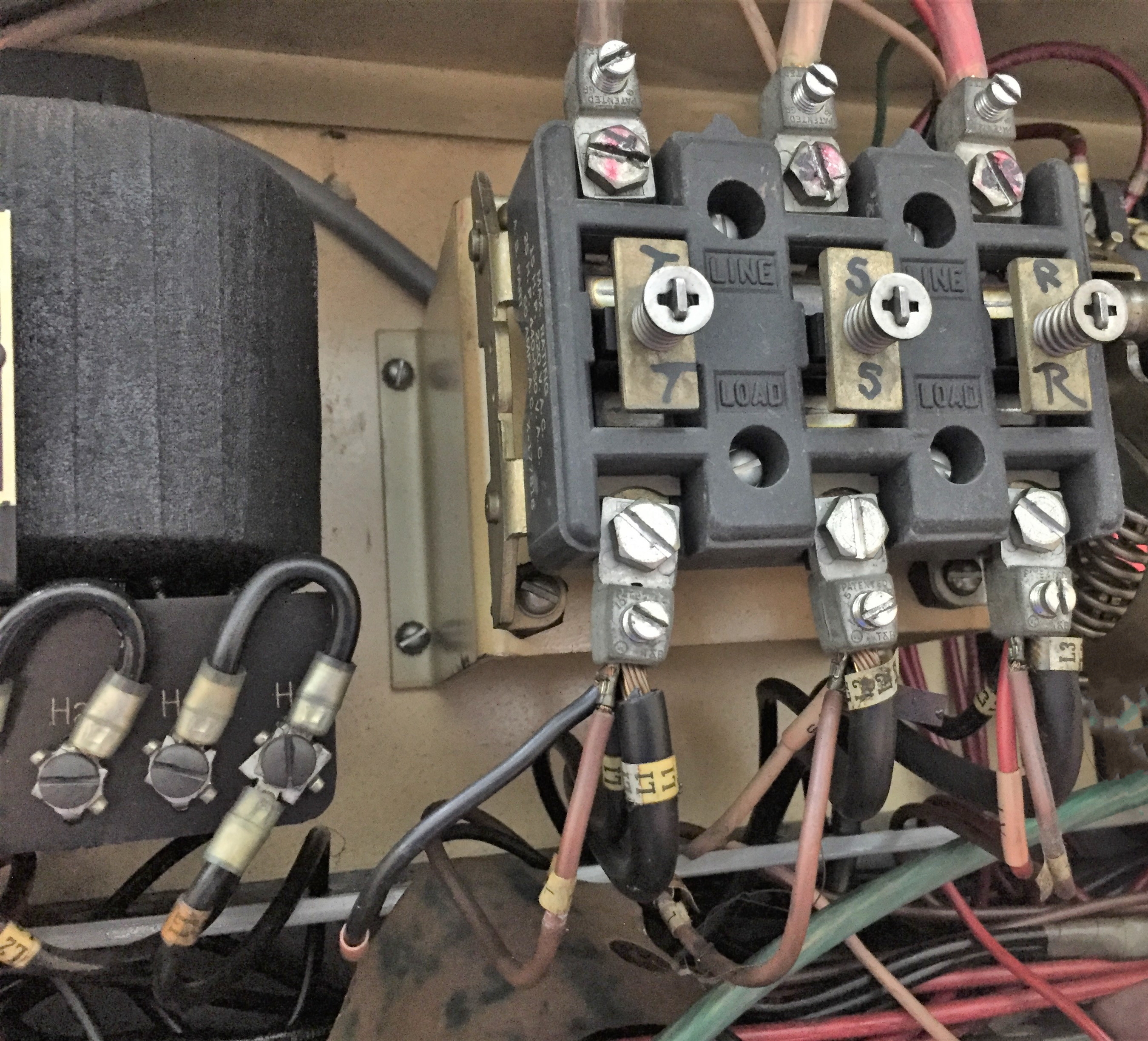 古い工作機械の基盤の電気工事04