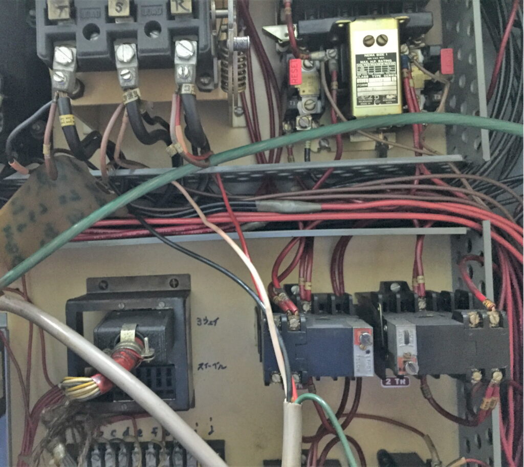 古い工作機械の基盤の電気工事05