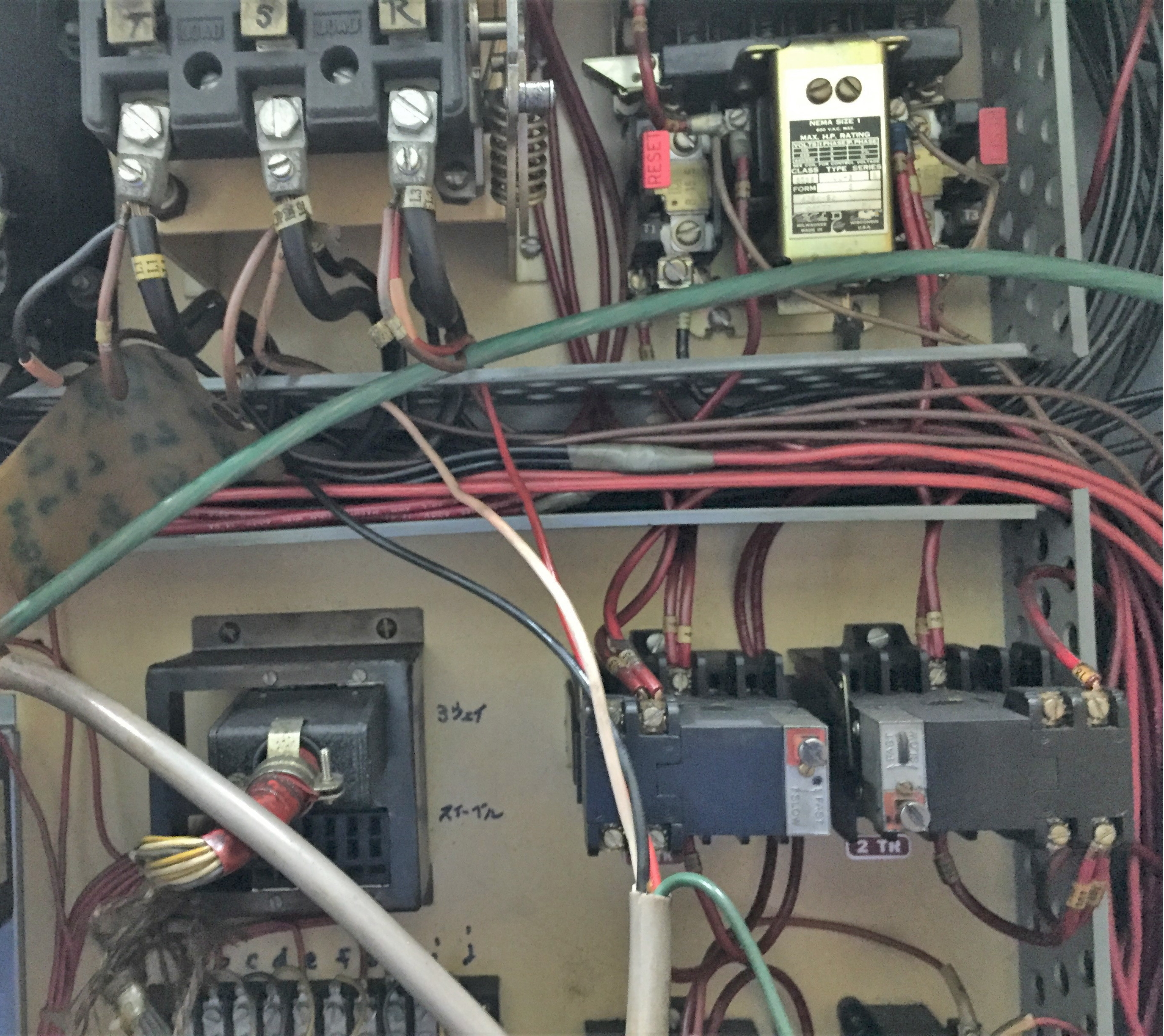 古い工作機械の基盤の電気工事05