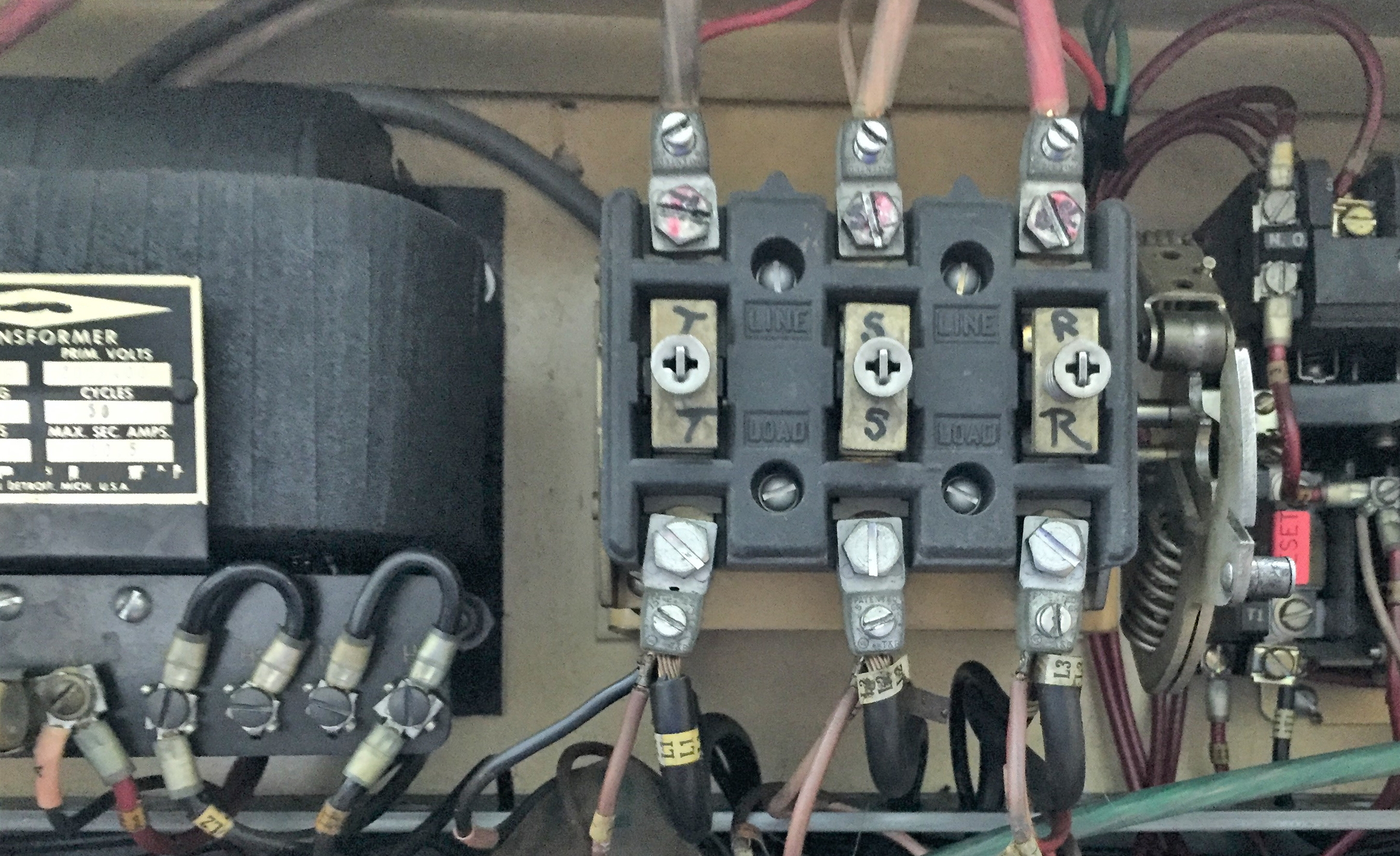 古い工作機械の基盤の電気工事06
