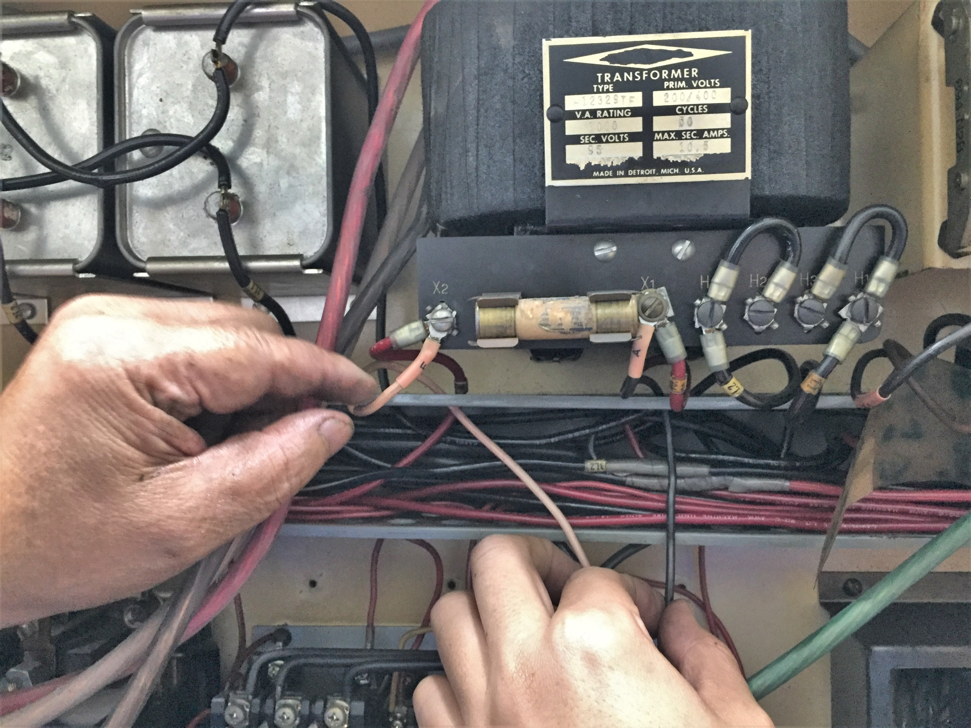 古い工作機械の基盤の電気工事07