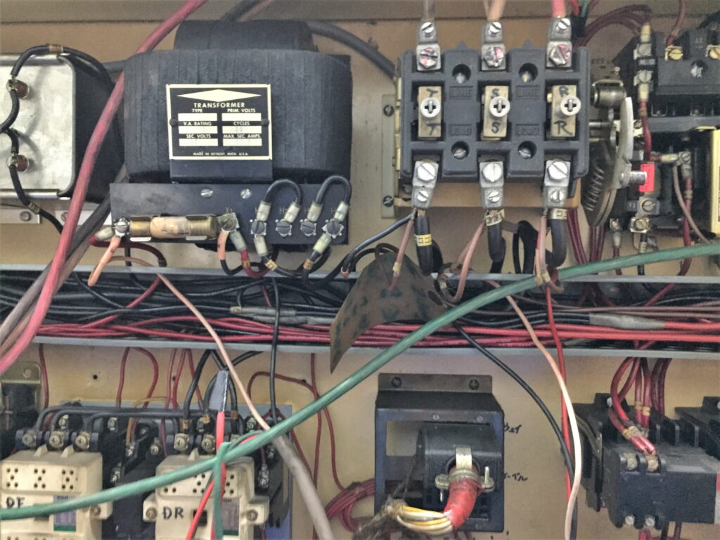 古い工作機械の基盤の電気工事08