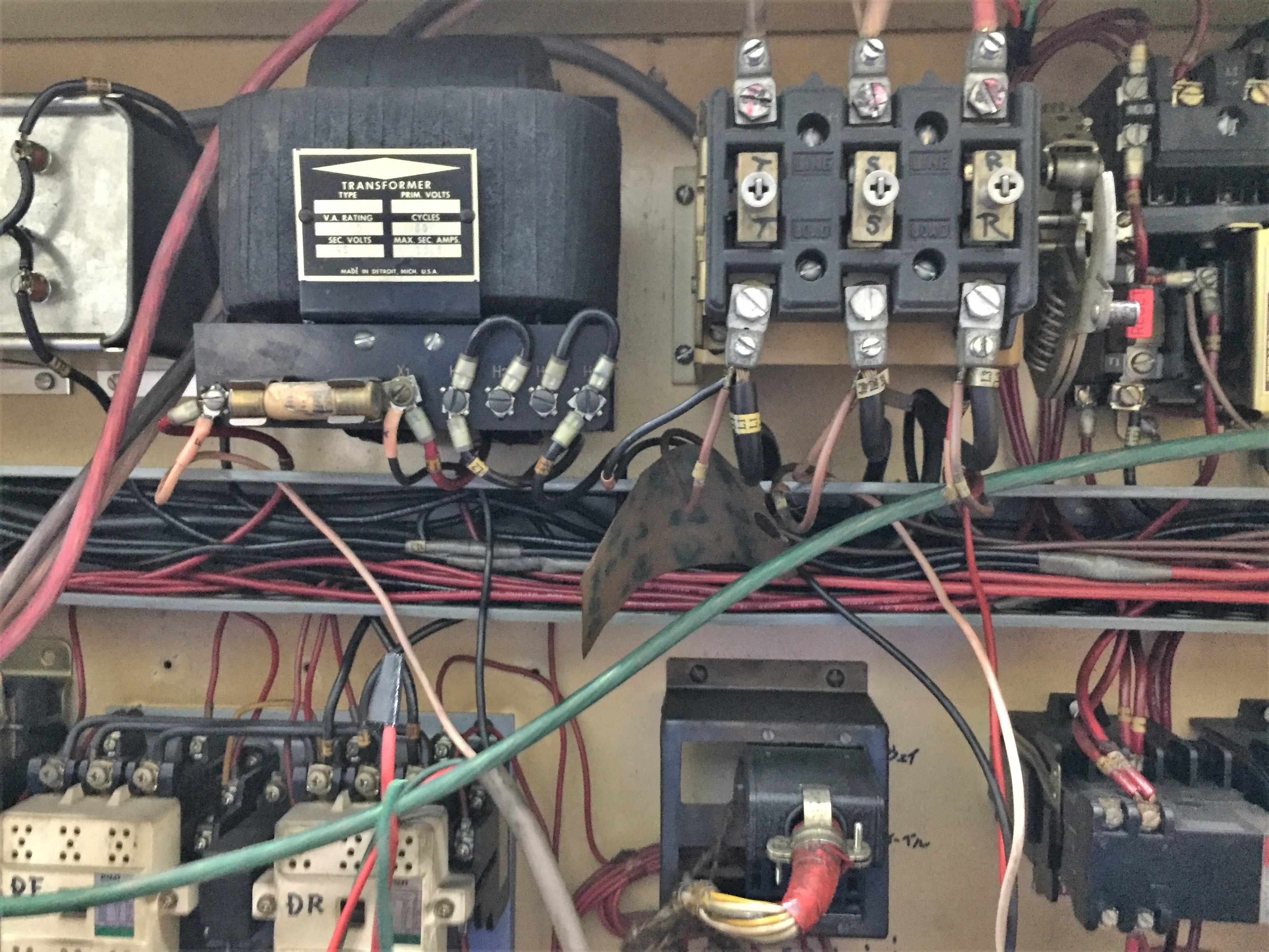 古い工作機械の基盤の電気工事08