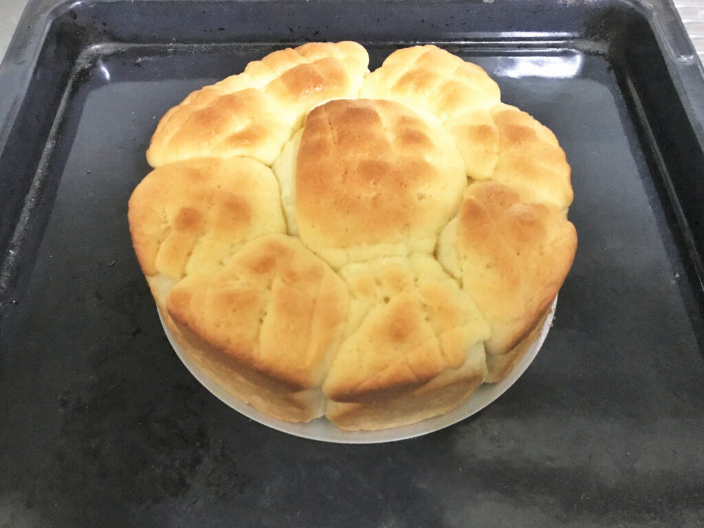 型から取り出したばかりの焼きたてメロンパン