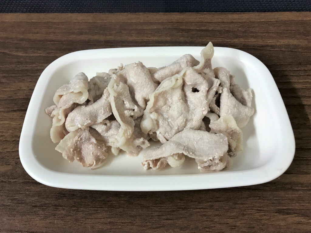 塩茹でをした豚ロース肉で利き肉