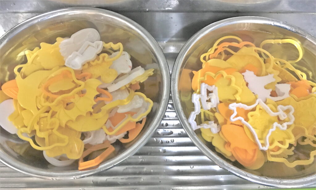 大きいボウルでクッキー型の洗浄作業